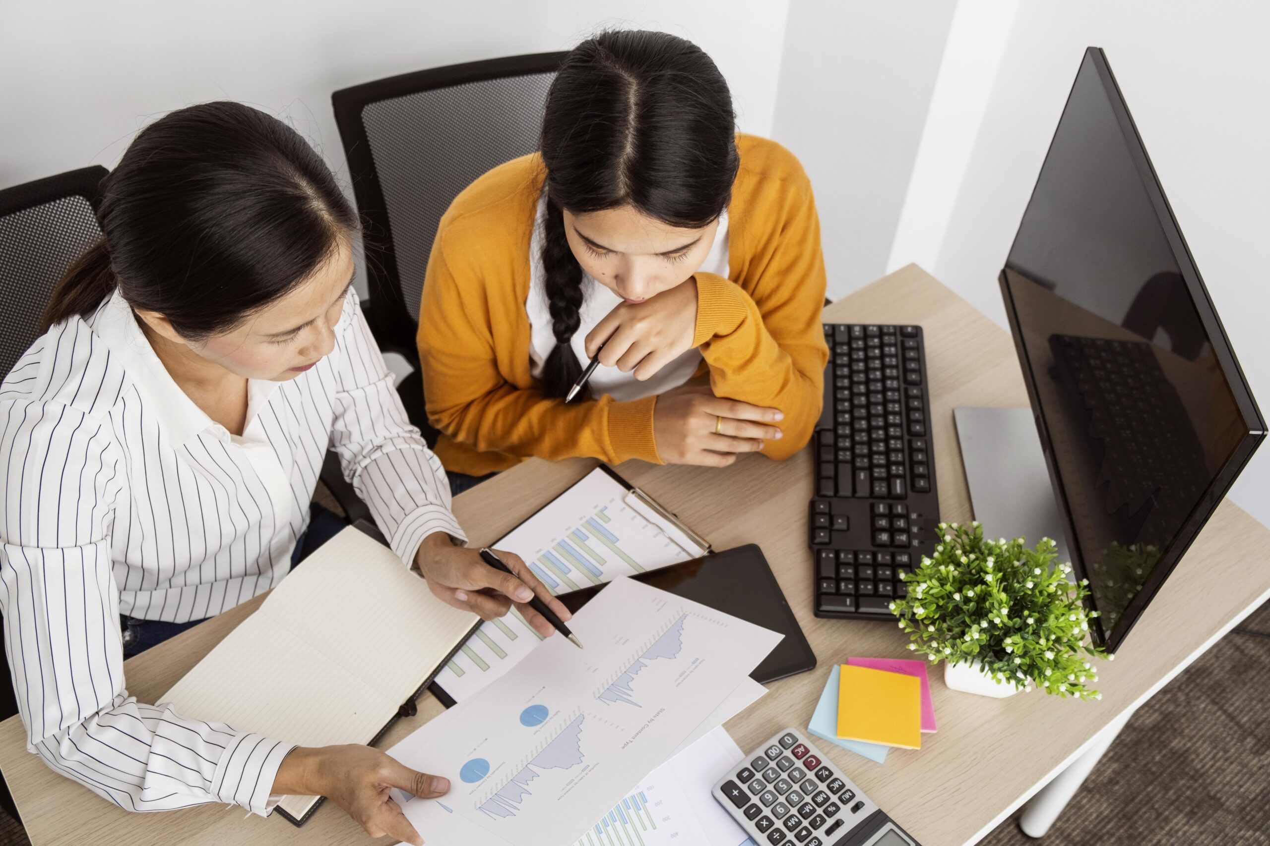 Chuyên viên ACC rà soát hồ sơ quyết toán thuế